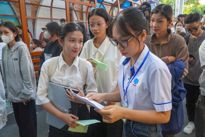 Thí sinh làm thủ tục nhập học tại Trường ĐH Công thương TP HCM năm 2024