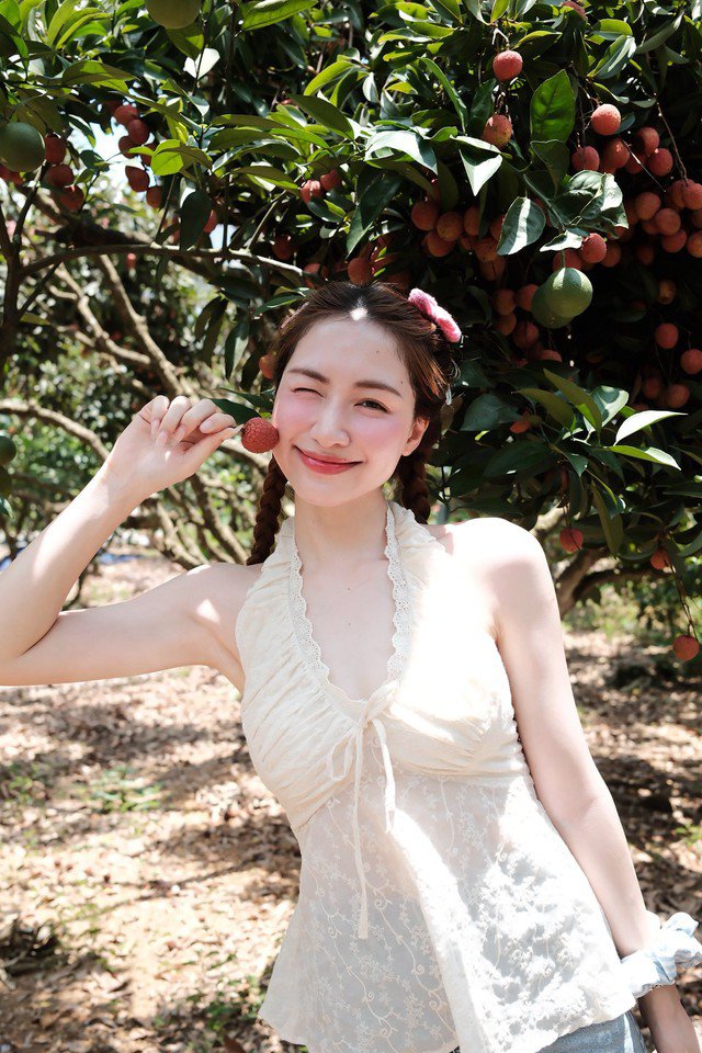 Hòa Minzy ở tuổi 30 được khán giả nhận xét thăng hạng về nhan sắc. Đặc biệt, làn da trắng nõn đều màu của cô khiến ai cũng mong muốn được sở hữu.