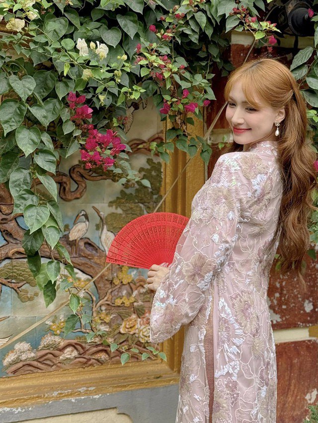 Nhờ chăm sóc da kỹ lưỡng nên làn da của Hòa Minzy ngày càng tươi trẻ, căng bóng.