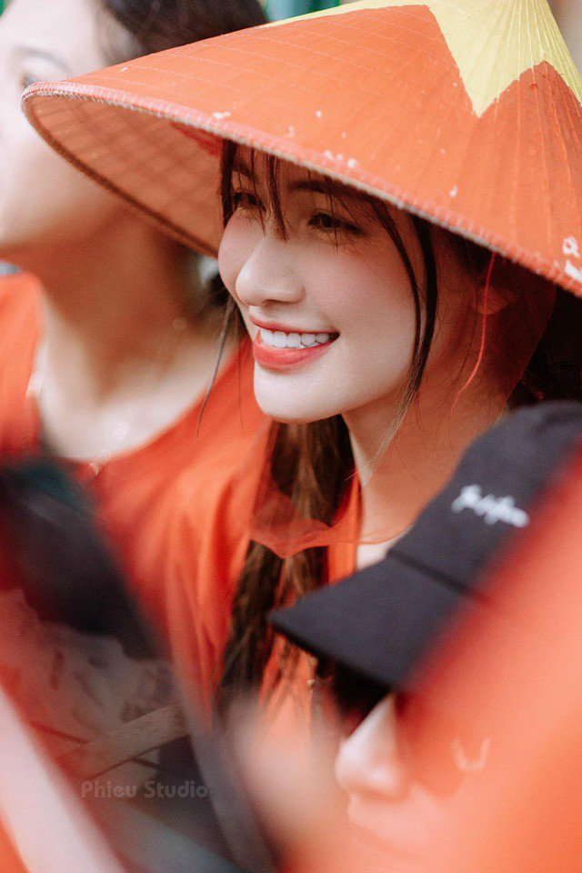 Nếu trước đây vì có làn da nhạy cảm nên cô ngại trang điểm nhưng giờ sở hữu da đẹp, Hòa Minzy đã tự tin makeup và nhan sắc thăng hạng hơn xưa.