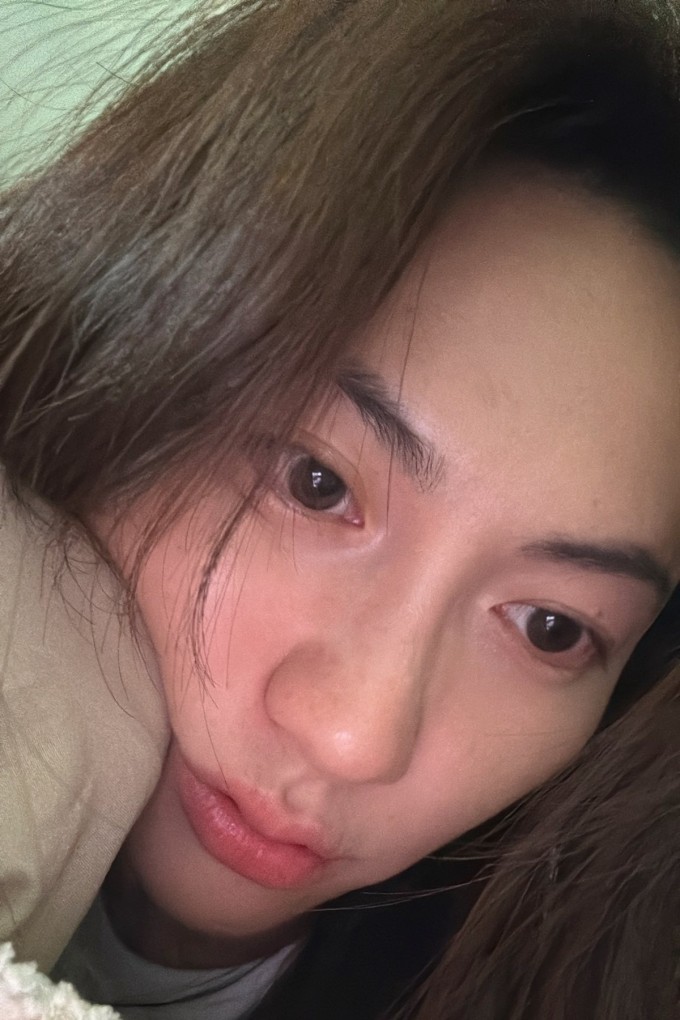 Diễn viên Phương Anh Đào chuẩn bị tinh thần cho lịch quay xuyên đêm.