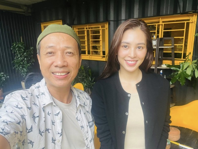 Hoa hậu Tiểu Vy gặp gỡ nghệ sĩ Mai Thế Hiệp tại một buổi casting phim.