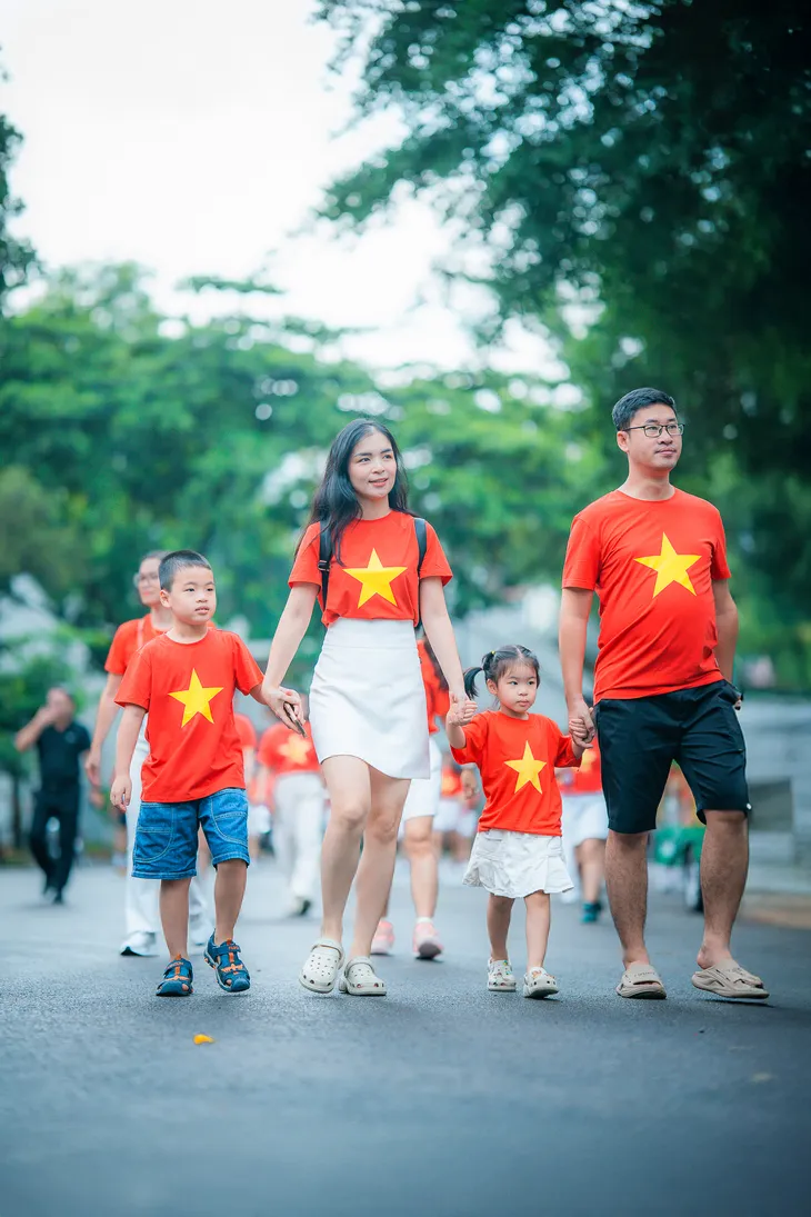 Nhiều gia đình tranh thủ lưu lại những bức ảnh nhân dịp đại lễ kỷ niệm 80 năm Quốc khánh 2-9. Ảnh: HUY HOAN