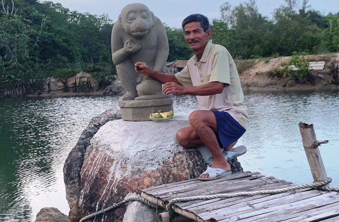Ông Lục đặt bức tượng trên mỏm đá giữa ao cá nhà mình để thờ vì cho rằng tượng thần khỉ rất linh thiêng. Ảnh nhân vật cung cấp