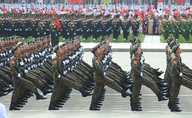 Lễ diễu hành trong dịp kỷ niệm 70 năm Cách mạng tháng 8 và Quốc khánh 2/9 năm 2015 có sự tham gia của hơn 15.000 người. Ảnh Báo Tiền Phong