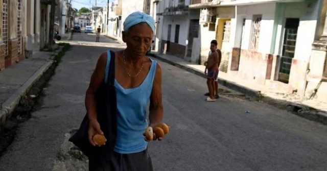 Choáng váng với giá cả đắt đỏ ở Cuba giữa cấm v...