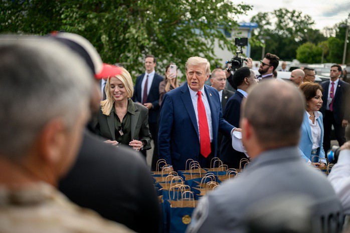 Ông Donald Trump đã đến trụ sở Cảnh sát Công viên Mỹ ở khu Đông Nam Washington DC, mang theo pizza và hamburger cho các sĩ quan. Ảnh: Nhà Trắng/X