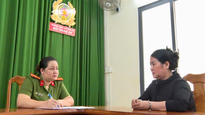 Lâm Thị Thu Em (phải) khai về hành vi cùng con trai cầm đầu đường dây cho vay nặng lãi. Ảnh: Công an cung cấp