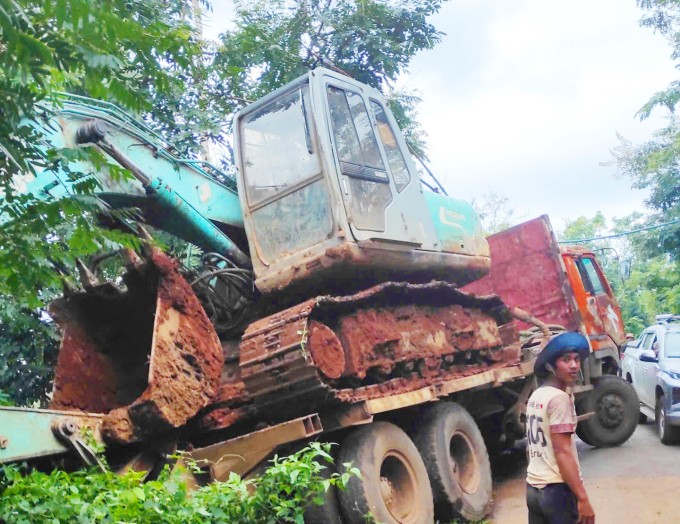 Xe tải sau khi gây tai nạn lao vào lùm cây bên đường. Ảnh: Ngọc Oanh