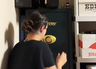 Ashley Oshea cố gắng mở chiếc két sắt của người cha quá cố.