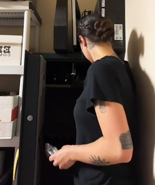 Ashley Oshea mở được chiếc két sắt nhờ sự giúp đỡ của cộng đồng mạng.