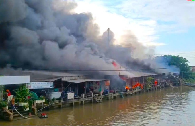 Cháy lớn ở chợ Thanh Tùng, Cà Mau. Ảnh: An Minh