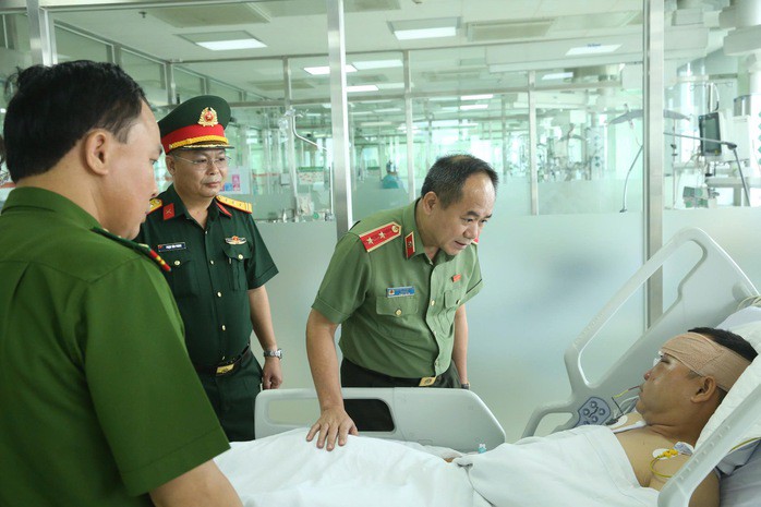 Trung tướng Nguyễn Thanh Tùng, Giám đốc Công an TP Hà Nội, thăm hỏi, động viên Đại uý Lê Đình Công