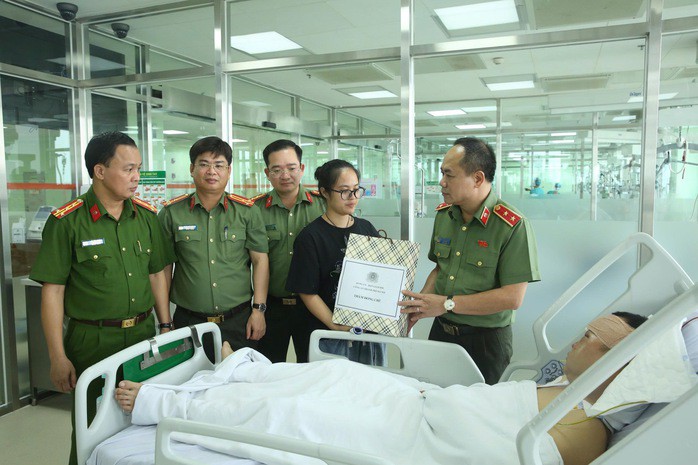 Trung tướng Nguyễn Thanh Tùng tặng quà hỏi thăm gia đình Đại uý Công