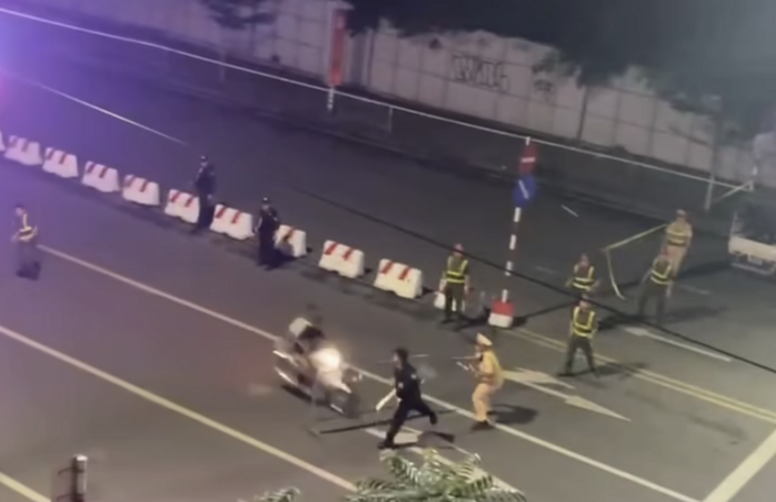 Thời điểm Đại úy Lê Đình Công bị tông. Ảnh cắt từ clip