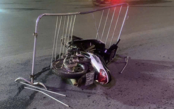 Chiếc xe máy do 2 nam thanh niên điều khiển. Ảnh: OFFB