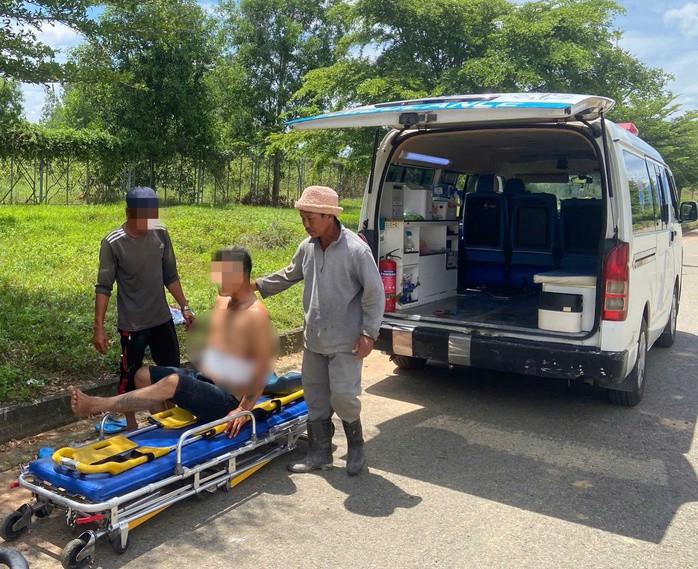 Xe Cứu thương 0 đồng Bình Thuận đưa nạn nhân đi cấp cứu. Ảnh: DT