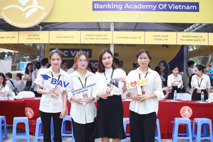 Giảng viên, sinh viên Học viện Ngân hàng trong buổi tư vấn tuyển sinh hồi tháng 7. Ảnh: BAV