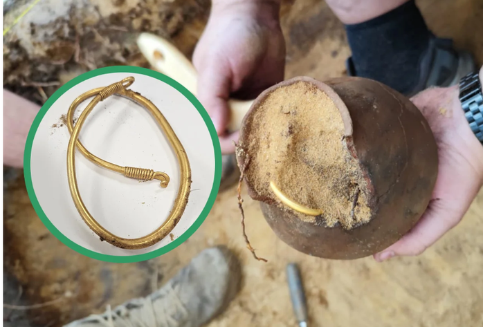 Kho báu thứ 3 là một kho tiền xu và cả một chiếc vòng vàng lớn đựng trong bình gốm - Ảnh: Denar Kalisz