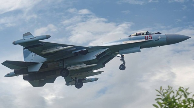 Su-35S mang theo tên lửa R-77M, R-77-1 và R-73. (Nguồn: MW)