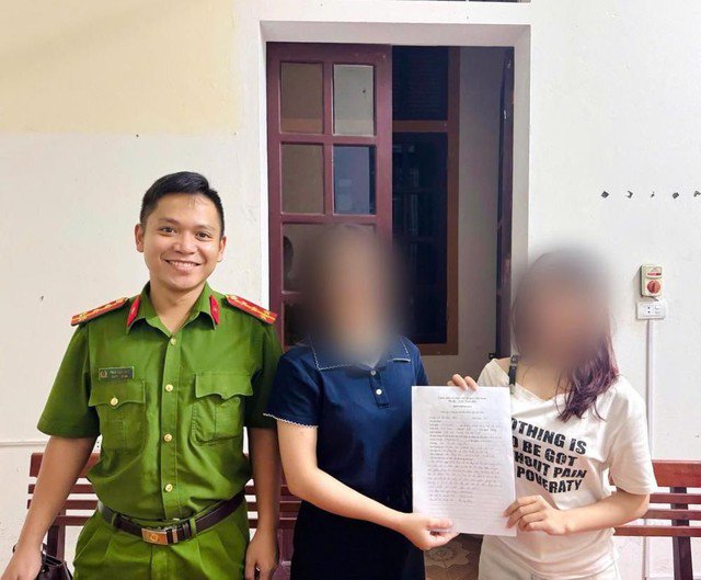 Chị T. chuyển trả lại số tiền cho chị V. trước sự chứng kiến của công an.