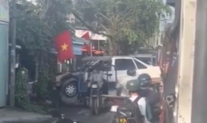 Hình ảnh ghi lại xe ba gác chở ô tô.