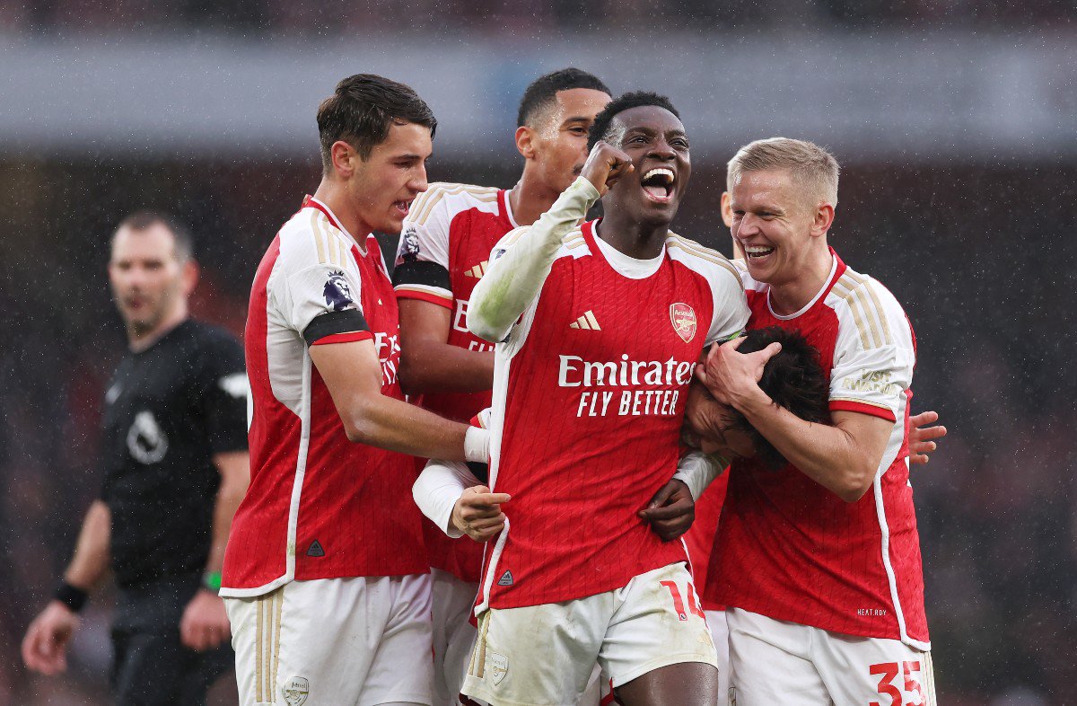 Arsenal phải tập trung cân bằng phòng thay đồ.
