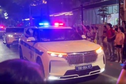 VIDEO: Cán bộ công an "chúc bà con ngủ ngon" sau hợp luyện, tiếng hò reo bên đường không ngớt