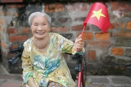 Bạn trẻ - Cuộc sống - Cụ bà 90 tuổi một mình đi xe đẩy đến xem tổng duyệt diễu binh