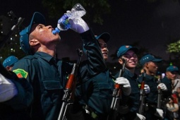 Tin tức trong ngày - Vạn người reo hò tiếp lửa cho chiến sĩ tập diễu binh trên phố Hà Nội