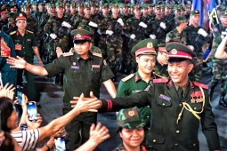 Tin tức trong ngày - Người dân Việt Nam hân hoan chào đón khối diễu binh Nga, Lào, Campuchia