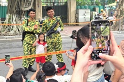 Quân nhân nước ngoài trong buổi tổng hợp luyện diễu binh A80