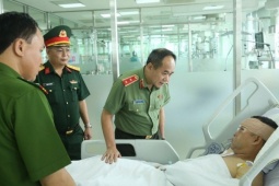 Giám đốc Công an TP Hà Nội thăm Đại úy cảnh sát cơ động bị "quái xế" tông
