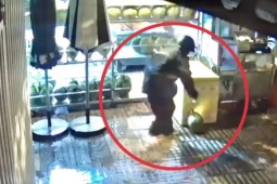 An ninh - Xã hội - TP.HCM: Hai người mặc áo mưa trộm hơn 40kg sầu riêng lúc rạng sáng