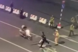 Tin tức trong ngày - Tạm giữ hình sự để điều tra hành vi giết người với 2 thanh niên lao xe vào cảnh sát cơ động