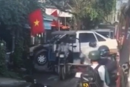 Tin tức trong ngày - CSGT TP HCM xác minh vụ việc xe ba gác "cõng"... ô tô