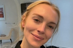 Lindsay Lohan gây chú ý với mặt mộc