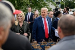 Mật vụ bất ngờ trước tuyên bố “xuống đường” của Tổng thống Donald Trump