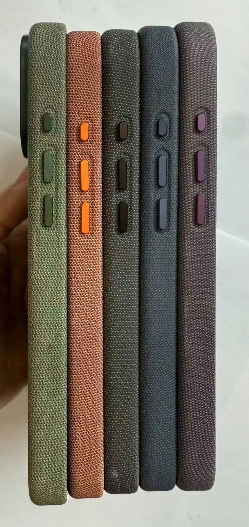 Ốp lưng TechWoven có độ nhám cao hơn so với vải thông thường.