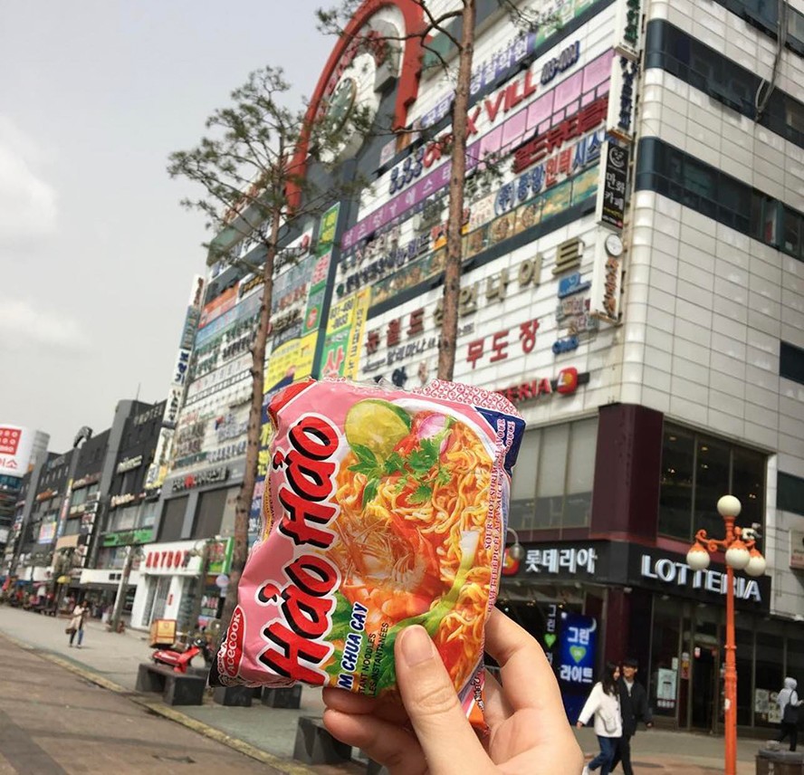 Hương vị tôm chua cay quen thuộc của mì Hảo Hảo đã vỗ về cảm xúc xa nhà của bao thế hệ du học sinh Việt Nam. Nguồn: Nhat Lee
