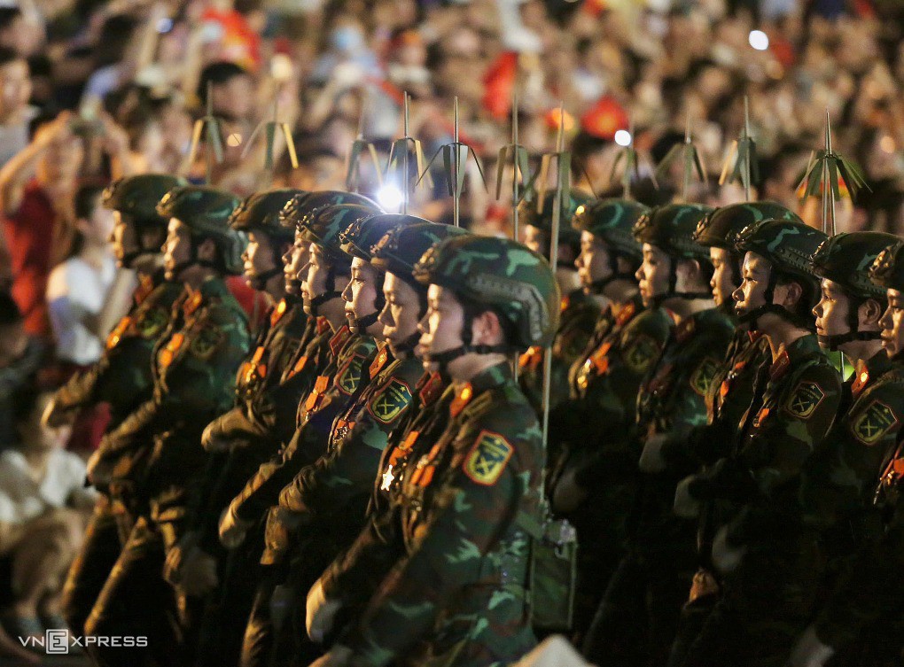 Những nữ chiến sĩ thuộc Binh chủng thông tin liên lạc. Ảnh: Hiếu Lương