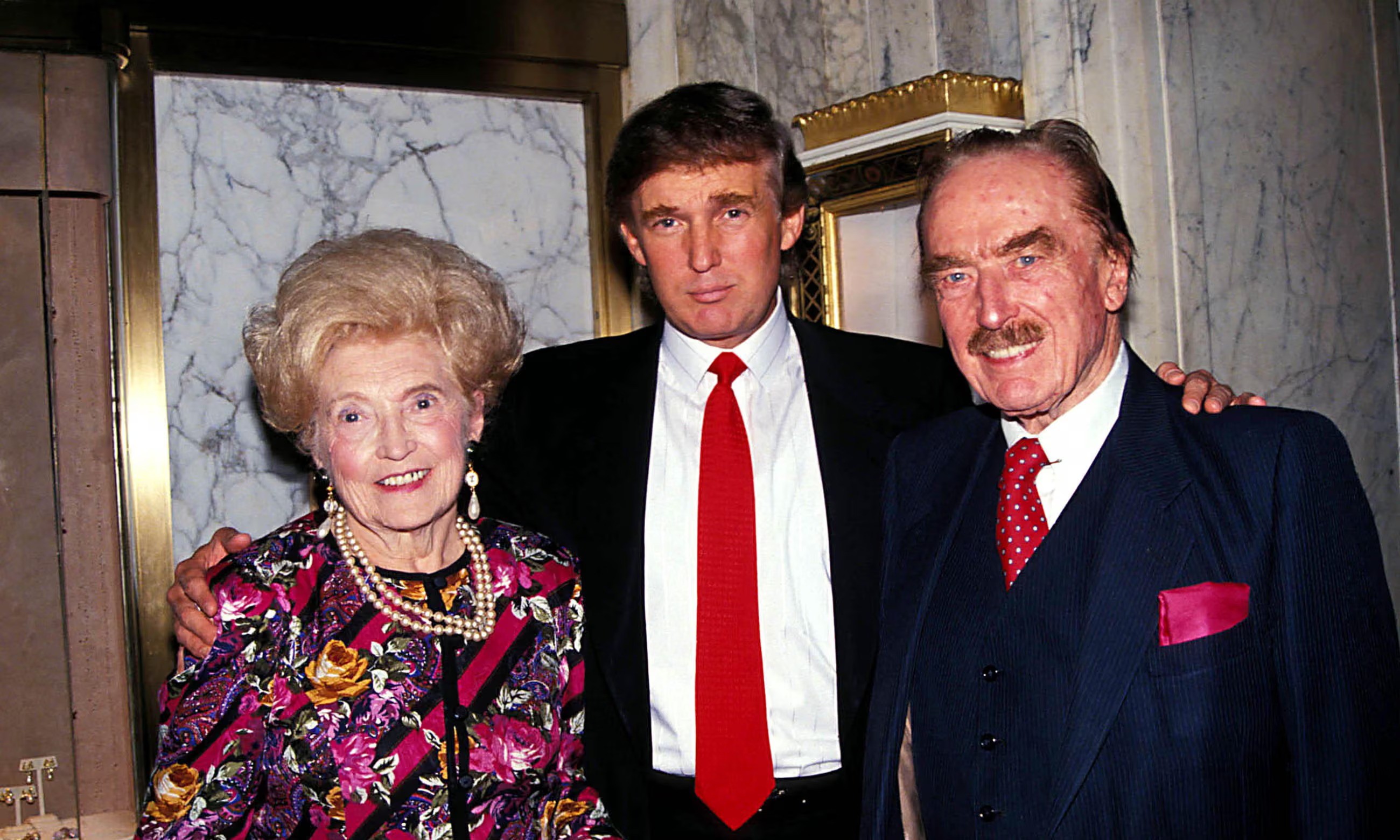 Ông Trump chụp ảnh cùng cha (ông Fred Trump) và mẹ (bà Mary Anne MacLeod Trump) (ảnh: Alamy)