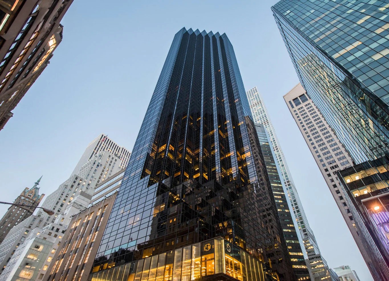 Tháp Trump ở Manhattan – biểu tượng quyền lực tài chính của ông Trump (ảnh: New York Times)
