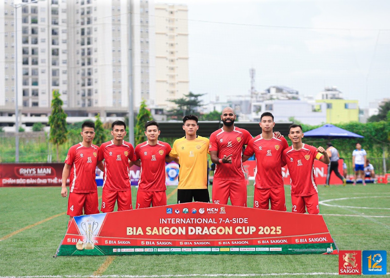 Lần đầu tiên, đội tuyển chọn bóng đá 7 người quốc gia - VPL Dream Team - được thành lập ngay sau trận chung kết Bia Saigon Dragon Cup.