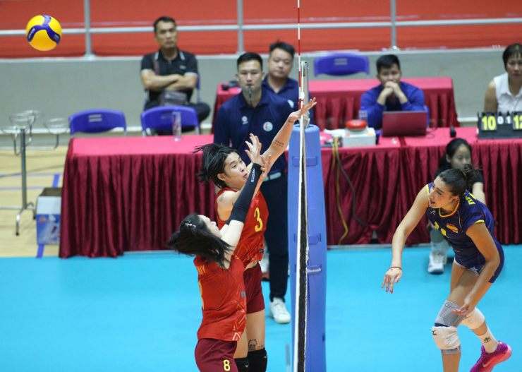 Đội tuyển Việt Nam (áo đỏ) ra quân đấu Ba Lan vào 20h30, tối 23/8