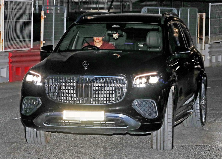 Trong gara của chân sút sinh năm 2000 không thể thiếu chiếc Mercedes sang trọng