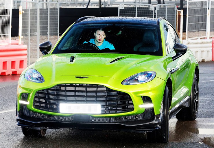 Haaland còn sở hữu Aston Martin DBX 707 - mẫu xe được dùng làm xe an toàn F1