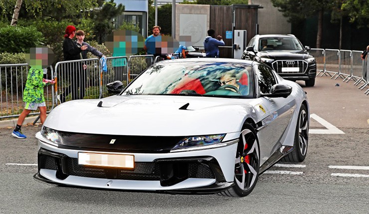 Haaland lái siêu xe tới sân tập Man City