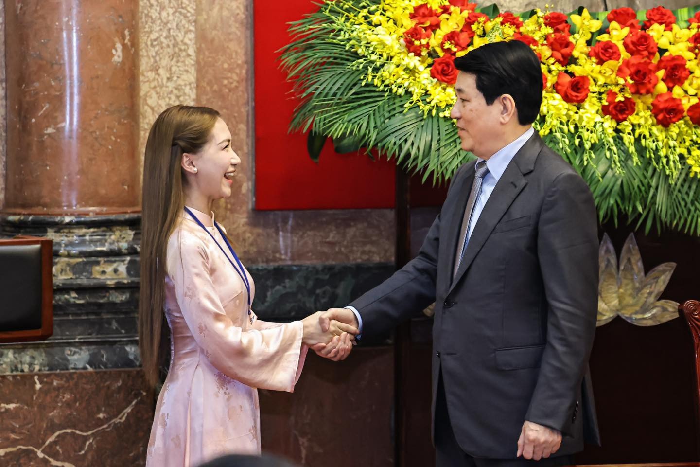 Hòa Minzy được bắt tay Thủ tướng và Chủ tịch nước trong một thời gian ngắn.&nbsp;
