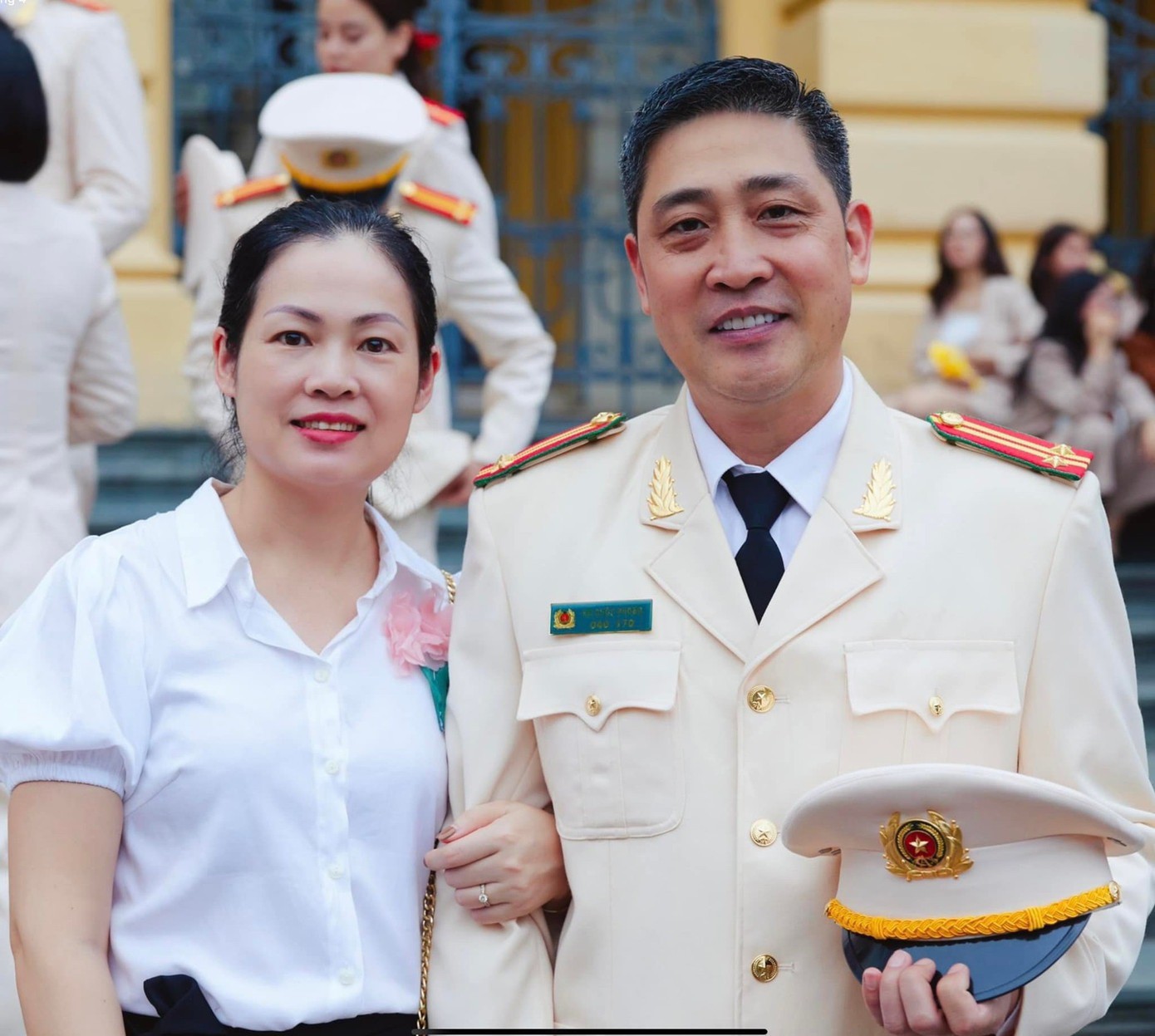 NSƯT Hồ Phong sinh năm 1972, hiện công tác tại Nhà hát Kịch Công an nhân dân, mang quân hàm Trung tá. Năm 2019, anh được phong tặng danh hiệu NSƯT.